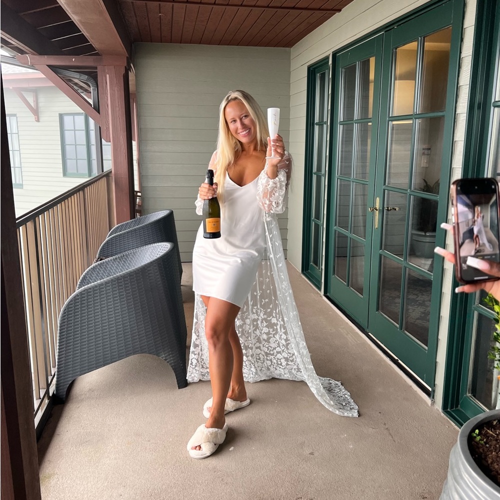 White LE ROSE robe set! Size (S/M) worn for a few hours! 💍